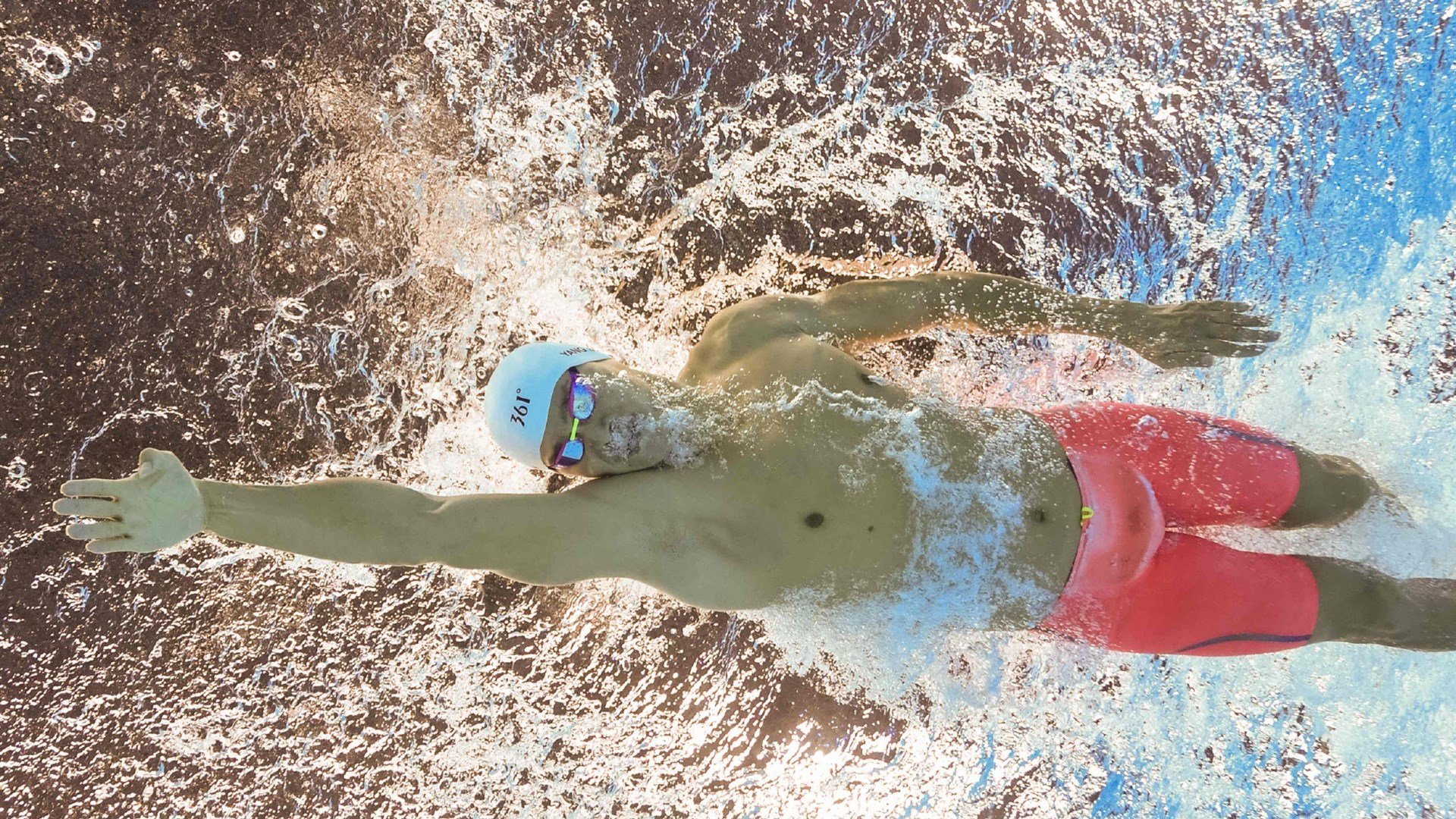 云端悬空秋千,悬挂在天空的运动奇观,秋千上的云